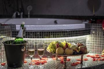 Фото номера Улучшенный двухместный номер с 1 кроватью Отель Hotel Strzelnica г. Kochcice 5