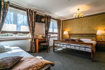 Фото номера Стандартный трехместный номер Отель Hotel Strzelnica г. Kochcice 2